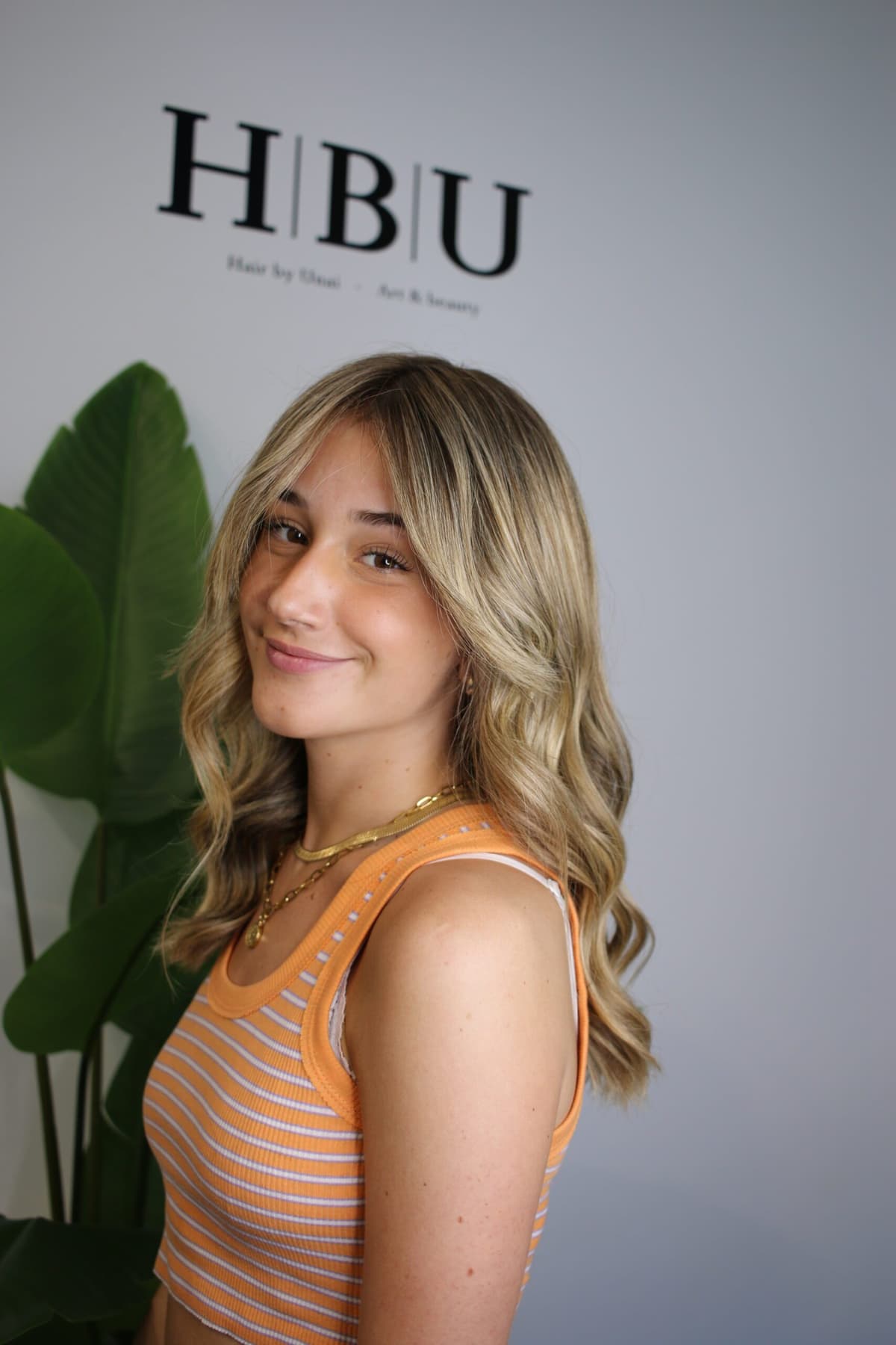 Balayage rubio con ondas suaves, Peluquería HBU Vitoria