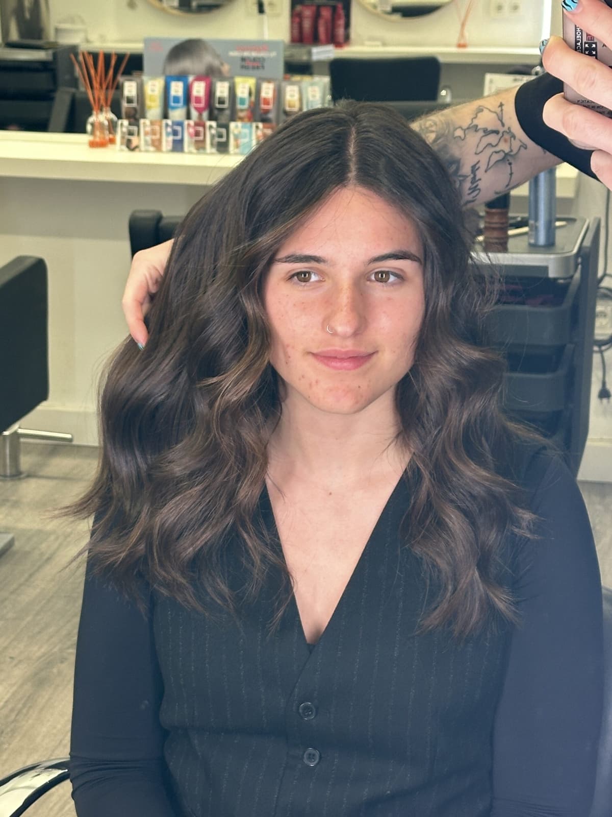 Ondas suaves en cabello moreno, peinado natural en HBU