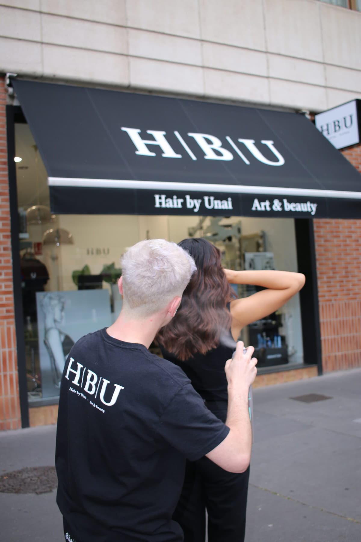 Unai, estilista de HBU, trabajando frente al salón en Vitoria-Gasteiz